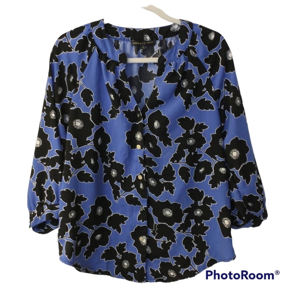 Women's Adrienne Vittadini Blue and Black Floral Blouse Size Medium